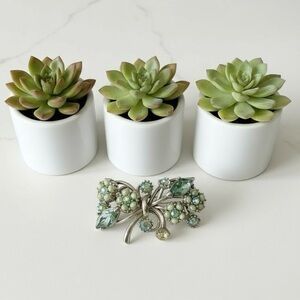 HOLLYCRAFT Vintage 1960s Green Aurora Borealis Rhinestone Floral Spray Brooch